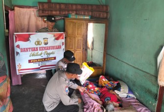 Alami Stroke Ringan, Ibu Maimunah Terima Bansos dari Polsek Kaur Selatan