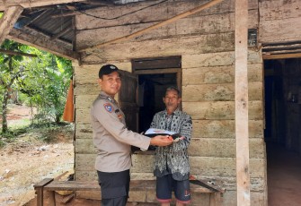 Polsek Muara Sahung Salurkan Bansos kepada Warga Desa Tri Tunggal
