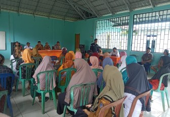Awasi Dana Desa, Bhabinkamtibmas hadiri giat Pembagian BLT DD