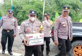 Warga Terdampak Banjir dan Lansia Terima Bansos dari Polsek Lebong Tengah