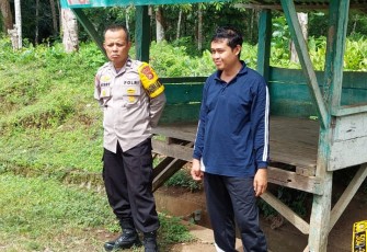 Bhabinkamtibmas Desa Suka Nanti Ajak Warga Binaannya untuk Mengaktifan Pos Kamling.