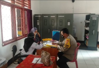 Bhabinkamtibmas Air Besi Sambang ke Puskesmas Dalam Rangka Penanggulangan Stunting