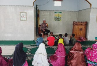 Bhabinkamtibmas Polsek Manna, Mengajar Tata Cara Salat Kepada Anak- Anak Binaannya di Desa Padang Manis 