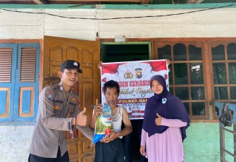 Warga Desa Tanjung Betung I Terima Bansos dari Polsek Kaur Utara
