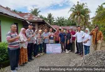 Polres Seluma Hadiri Peletakan Batu Pertama Pembangunan Jalan dan Pembagian BLT-DD  