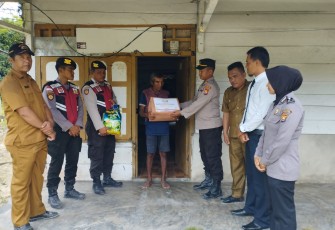 Polsek Enggano Salurkan Bantuan Sosial Kemanusian