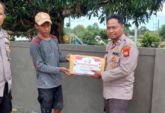 Polsek Pino Salurkan Bantuan Sosial kepada Warga Desa Lubuk Tapi dan Kelurahan Masat 