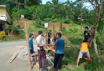 Bhabinkamtibmas Polsek Pino Gotong Royong Bersama Warga Membangun Pos Kamling 