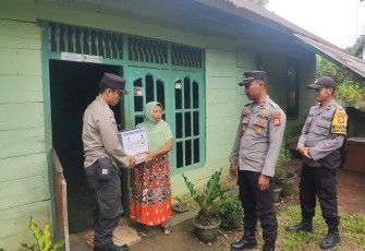 25 Paket Bansos Disalurkan Polsek Padang Jaya untuk Warga Kurang Mampu 
