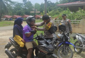 Meningkatkan Kesadaran Berlalulintas, Polsek Napal Putih Membagikan Helm Gratis