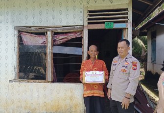 25 Paket Sembako, Dibagikan Polsek Pino Raya Kepada Warga  