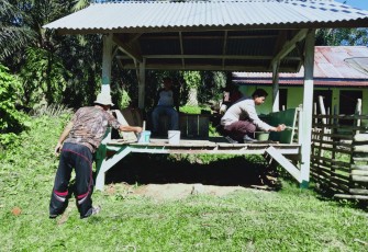 Bhabinkamtibmas Polsek Pino Bersama Warga Binaannya Melakukan Renovasi Pos Kamling 