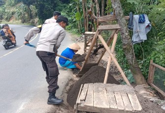 Polsek Padang Ulak Tanding Melaksanakan Kegiatan Membantu Masyarakat