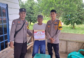 Ramadan Berbagi Polsek Manna Berikan 25 Paket Sembako Kepada Warga Kurang Mampu 