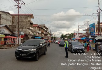 Sat Lantas Polres Bengkulu Selatan Pamtur Lalin Pastikan Pasar Kaget Tidak Menggangu Kelancaran Lalu Lintas