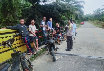 Bhabinkamtibmas Polsek Pino Imbau Pemuda Untk Tidak Balap Liar 