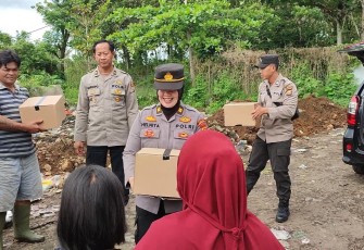 Warga Kecamatan Curup Utara Terima Bansos Dari Polres Rejang Lebong 