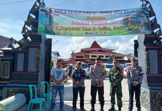 Bhabinkamtibmas Polres Bengkulu Utara Saat Pengamanan Ibadah Paskah di Gereja 