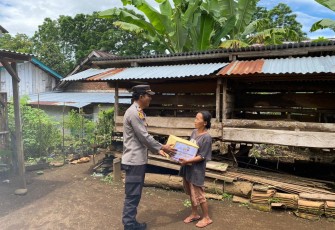 Lagi, Polsek Kerkap Salurkan Bantuan Kemanusiaan Untuk Negeri kepada Warga yang Kurang Mampu