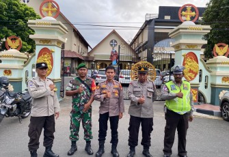 Kapolsek Teluk Segara Bersama Personel, Berikan Pengamanan Ibadah Perayaan Paskah di Gereja Katolik ST Yohanes
