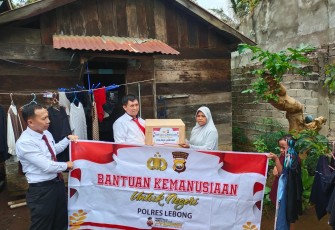 Satreskrim Polres Lebong Salurkan Bansos ke Warga Kurang Mampu dan Lansia