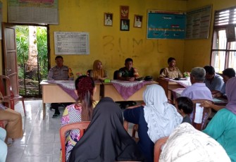 Polsek Batik Nau Monitoring dan Pengamanan Penyaluran BLT di Desa Taba Kelintang