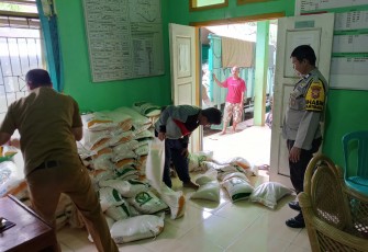 Bhabinkamtibmas Polres BU Monitoring Kegiatan Penyaluran Bantuan Pangan Non Tunai (BPNT)