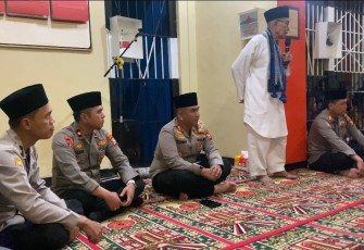 Kapolres Rejang Lebong Temani Buka Puasa Para Tahanan dan Berikan Nasihat 