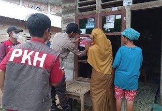Polsek Kerkap Dampingi Pemerintah Melakukan Pemasangan Stiker Penerima Program Bansos Agar Tepat Sasaran