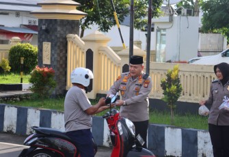 Polres Bengkulu Selatan Salurkan Bantuan Sosial dan Pembagian Takjil  