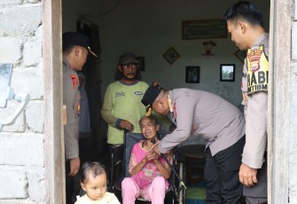 Bakti Sosial, Kapolres Rejang Lebong Kembali Salurkan Bantuan Sembako Kepada Warga Kurang Mampu 