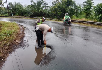 Satlantas Polres Bengkulu Tengah Lakukan Pengecekan Jalan Berlubang di Jalan Lintas Bengkulu Kepahiang