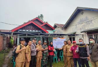 Personel Polsek Taba Penanjung Kawal Pendistribusian Bantuan Pangan Cadangan Beras Pemerintah