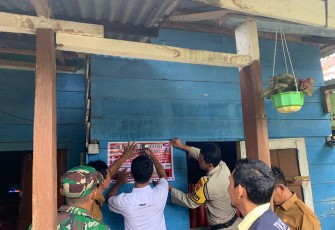 Bhabinkamtibmas Polsek Lais Dampingi Tim Tempelkan Stiker Penerima Bansos di Rumah Warga