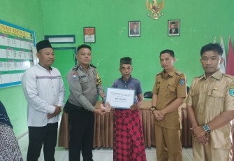 Babinkamtibmas Polsek Batik Nau Monitoring Pembagian BLT