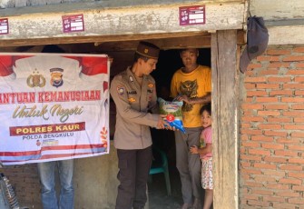 Penderita Kulit Bersisik Terima Bansos dari Polsek Kaur Utara