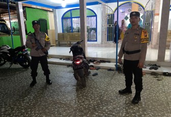 Polsek Padang Ulak Tanding Melaksanakan Kegiatan Pengamanan Ibadah Salat Tarawih