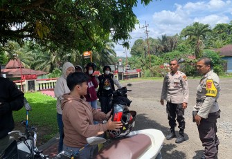 Polsek Padang Ulak Tanding Berikan Pengawalan di Jalan Lintas Padang Ulak Tanding - Curup