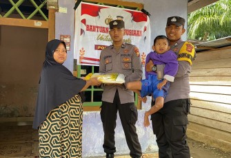 Polsek Tanjung Kemuning Salurkan Bansos ke Warga Desa Pelajaran I