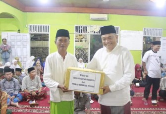 Sekda Rahmat Riyanto Serahkan Sejumlah Bantuan di Karang Tinggi