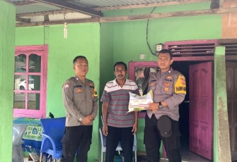Polsek Tanjung Kemuning Salurkan Bansos Kepada Pak Milman