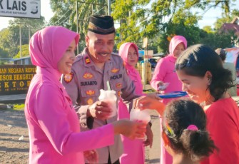Polsek Lais Bersama Bhayangkari Ranting Lais Berbagi Takjil