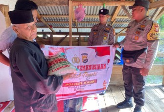 Petani Lansia Terima Bansos dari Polsek Nasal