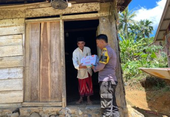 Polsek Muara Sahung Salurkan Bansos ke Warga Desa Bukit Makmur