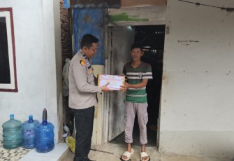 Polsek Manna Bagikan Paket Sembako Bantu Ringankan Beban Warganya 