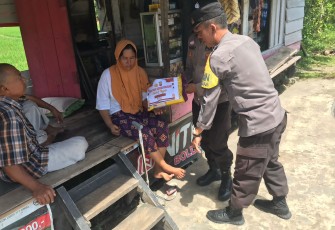 Alami Stroke, Ibu Endang Terima Bansos dari Polsek Kaur Selatan