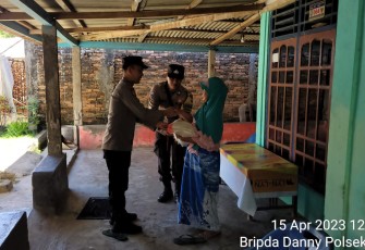 Giliran Ibu Rohaya Terima Bansos dari Polsek Nasal