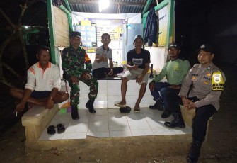 Tingkatkan Keamanan, Bhabinkamtibmas Polsek Putri Hijau Rutin Melaksanakan Ronda Pos Kamling Bersama Dengan Warga