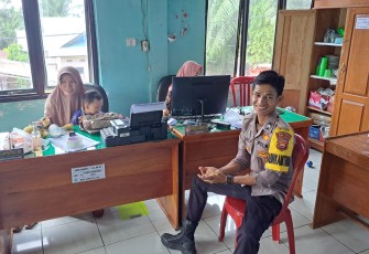 Bhabinkamtibmas Polsek Manna Ajak Perangkat Desa Jaga Kamtibmas 