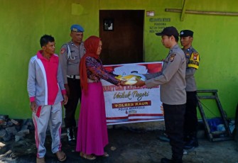 Minggu, Polsek Tanjung Kemuning Salurkan Bansos ke Warga Desa Talang Marap